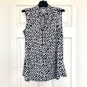 Like new, zippered blouse. 95% polyester, 5% spandex